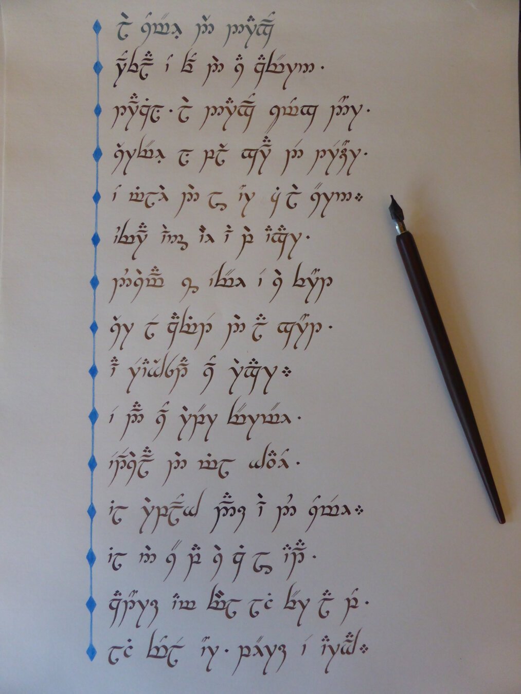 Un texte calligraphié en écriture Tengwar.